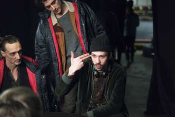 Režiser Xaver Böhm (desno) na snemanju z igralcema Noahom Saavedrom (na sredi) in Markom Mandiće…