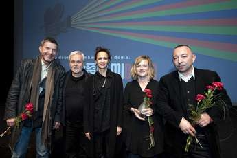 Od leve proti desni Borut Veselko, Niko Goršič, Katarina Stegnar, Jana Zupančič (igralci) in Tom…