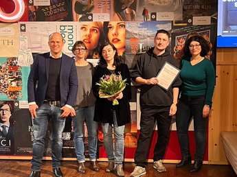 Filmska ekipa ob sprejetju nagrade (drugi iz desne proti levi je režiser Michael Borodin) - Foto…