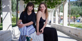 Ester Ivakič in Mina Švajger - Foto: Primož Korošec