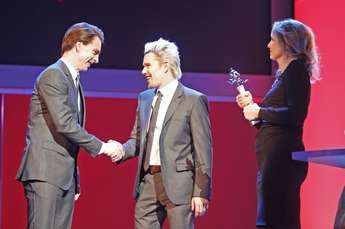 Ethan Hawke podeljuje kipec Shooting Star Juretu Henigmanu za vlogo v Izletu na Berlinalu 2013