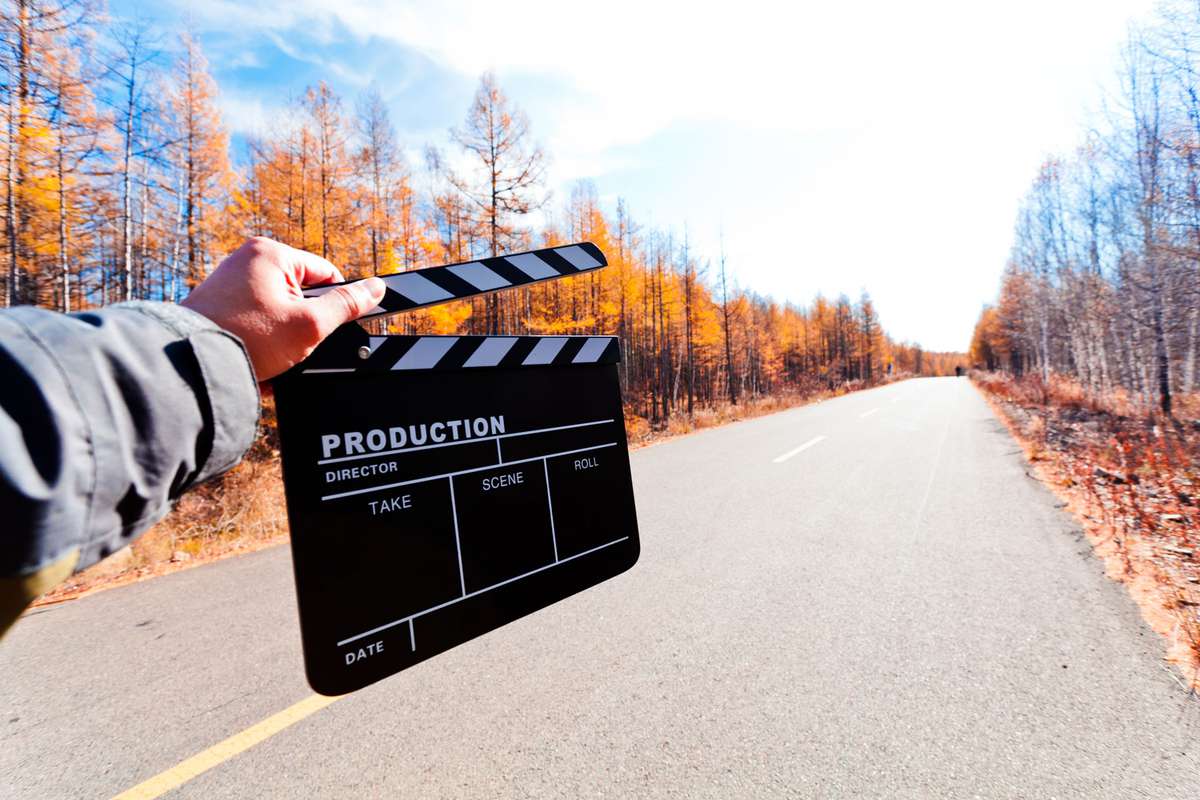 Scene director. Кинохлопушки фото в действии. Доска на дороге. Фотография с использованием кинохлопушки.