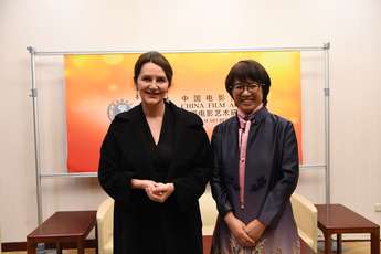 Alenka Suhadolnik veleposlanica Republike Slovenije na Kitajskem in Sun Xianghui, direktorica Kitajskega filmskega arhiva