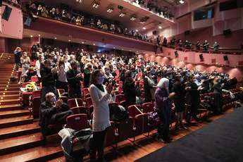 Stoječi aplavz občinstva v spomin Petru Musevskemu - Foto: Katja Goljat