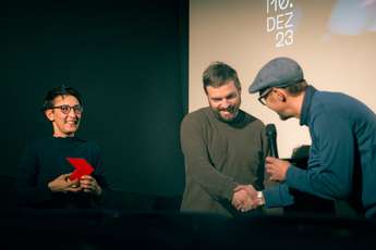 Dominik Mencej prejema nagrado iz rok direktorja festivala K3 Fritza Hocha. Foto Arhiv festivala…