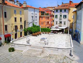 Prvomajski trg - Foto: Ubald Trnkoczy