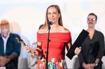 Lea Cok ob prejemu nagrade - Foto: Festival v Herceg Novem