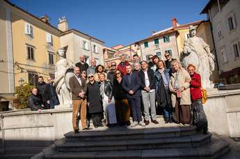 Slovensko-mednarodna delegacija na Prvomajskem trgu - Foto: Daniel Škerjanc